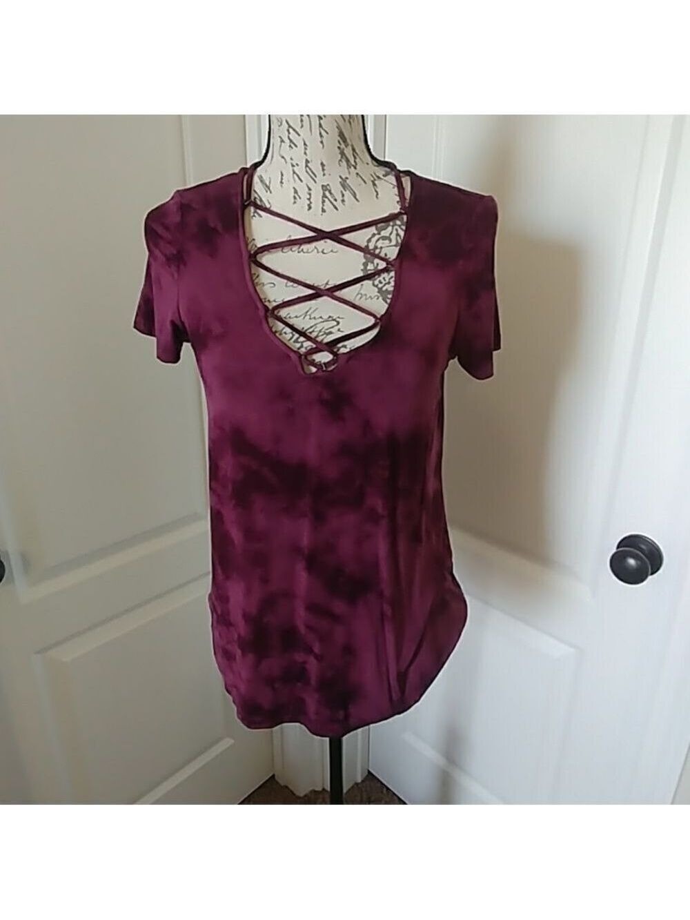 NWOT American Eagle Soft & Sexy Tee Maroon Tie Dye Lace Up Detail sz M